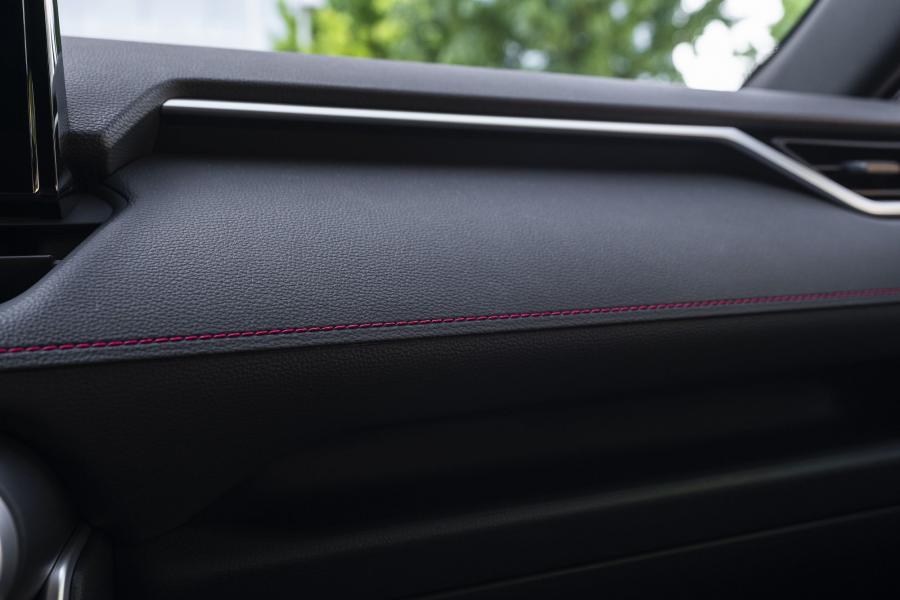 Детали интерьера Toyota RAV4 Prime SE 2020 года  (фото 35 из 37)